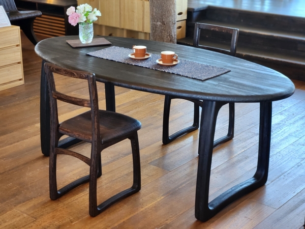 桐アーモンドテーブル